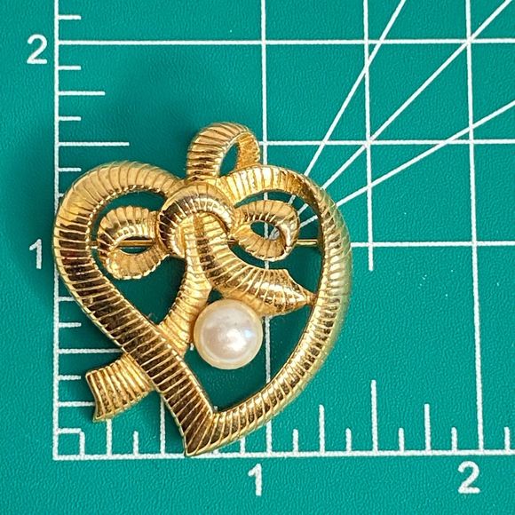 Heart Brooch Gold Tone Ribbon Design With Single Pearlescent Bead - Picture 7 of 7